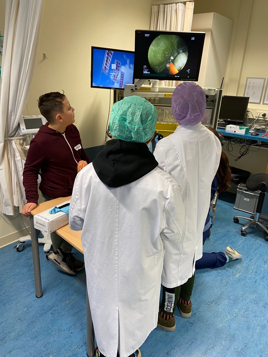 Maag-darm specialist Daan Koning nam de KCA-kids mee in zijn werkzaamheden: hoe je met speciale apparatuur in de darmen van mensen kunt kijken (en ook kunt opereren!), hoe je ziekenhuiskleding moet dragen en hoe je de waarden van je bloed kunt meten.  Een super interessante les!