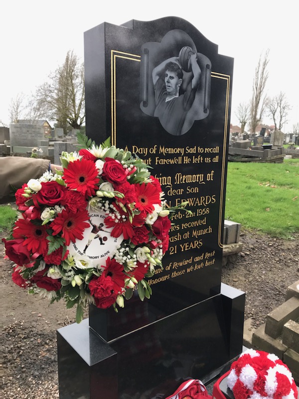 DuncanEdwardsTr's tweet photo. #OTD 1958.
On the anniversary of the death of #DuncanEdwards we remember a footballing giant.
Who knows what he would have gone on to achieve with @ManUtd and @England?
#MUFC #MUFC_FAMILY #RIPDuncan #BusbyBabes https://t.co/Wte821rcVm