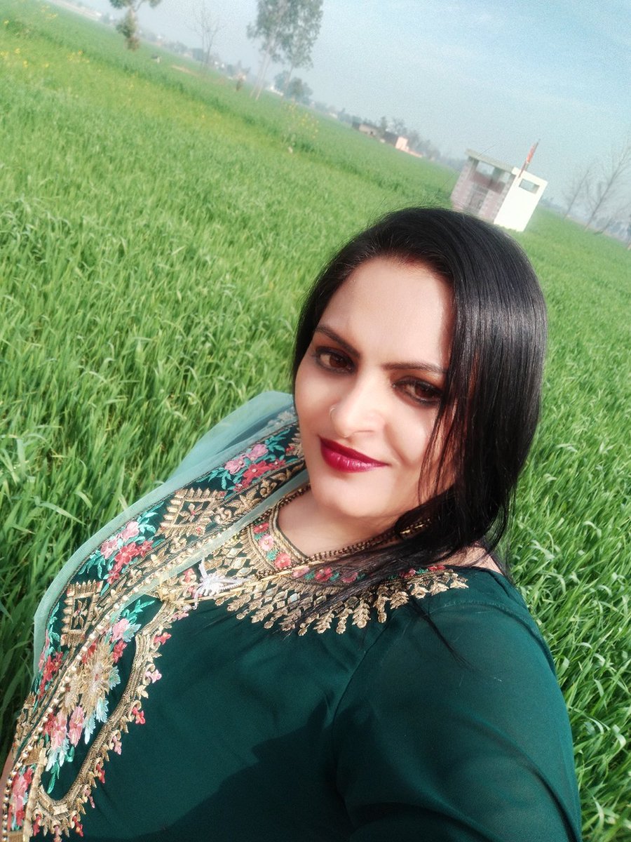 💕 भेजते रहिए अपने पन के रंग
          एक दूसरे तक ______!!
💕 मुलाकात हो या ना हो _____
              बस अपने पन का अहसास रहे
     💕आखिरी सांस तक ____💕