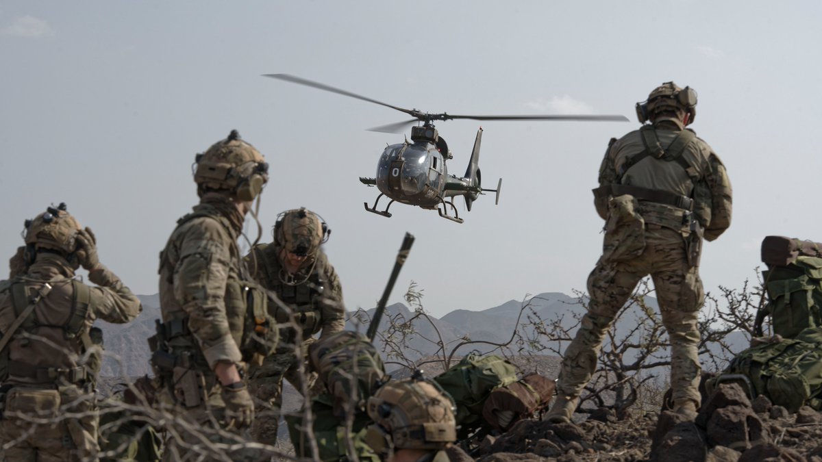 COM_ALAT's tweet photo. [#ALaHauteur] Ma visite au #4eRHFS m'a permis de constater l'excellence des aérocombattants des forces spéciales de l'@armeedeterre. 
Nos échanges ont porté sur notre complémentarité et nos enjeux communs afin de préparer ensemble les engagements à venir. 👊
#NotreDéfense https://t.co/L3YIQ3y1VO
