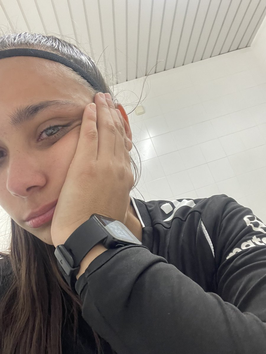 Carla6998's tweet photo. Los árbitros también tenemos ataques de ansiedad. También nos preocupamos por un buen arbitraje, también sentimos y tomamos decisiones en segundos. Este fin de semana ha sido un poco duro, pero siempre se aprende. A seguir creciendo⚽️⚽️ Feliz Lunes❣️ https://t.co/HsBs8K9CLw