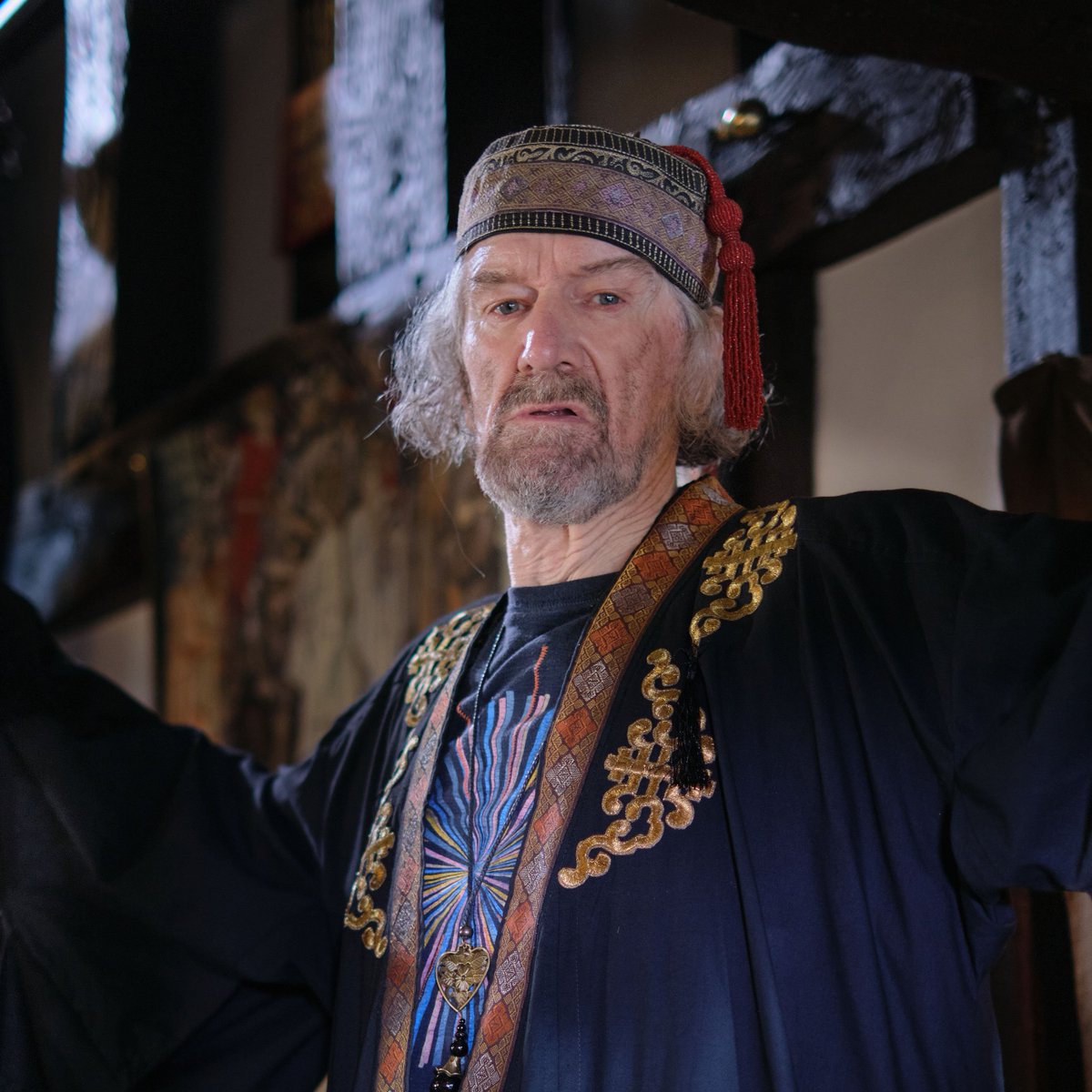 📚 In 'Die We Must' Frank and Lu find themselves trapped in an author's house in a spooky sixth episode featuring #CliveRussell and #ChristopherFairbank!
 
Shakespeare &amp; Hathaway | 2.15pm Mon 21 Feb | <a href="/BBCOne/">BBC One</a> | #MadeByBBCStudios