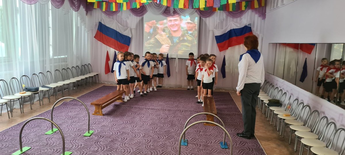 Сегодня в детском саду "Василек" прошло спортивное развлечение, посвящённое Дню защитника Отечества. Дети соревновались, пели и получили заслуженные награды!