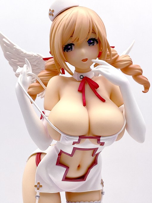 恥ずかしがるような天使ちゃんスマイルと
重力を感じるおムネ! 