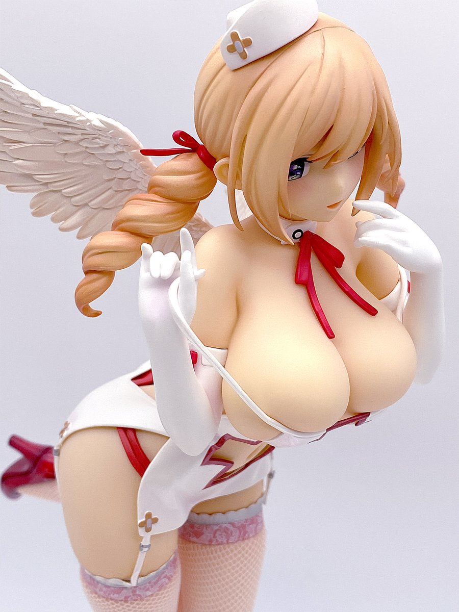 恥ずかしがるような天使ちゃんスマイルと
重力を感じるおムネ! 