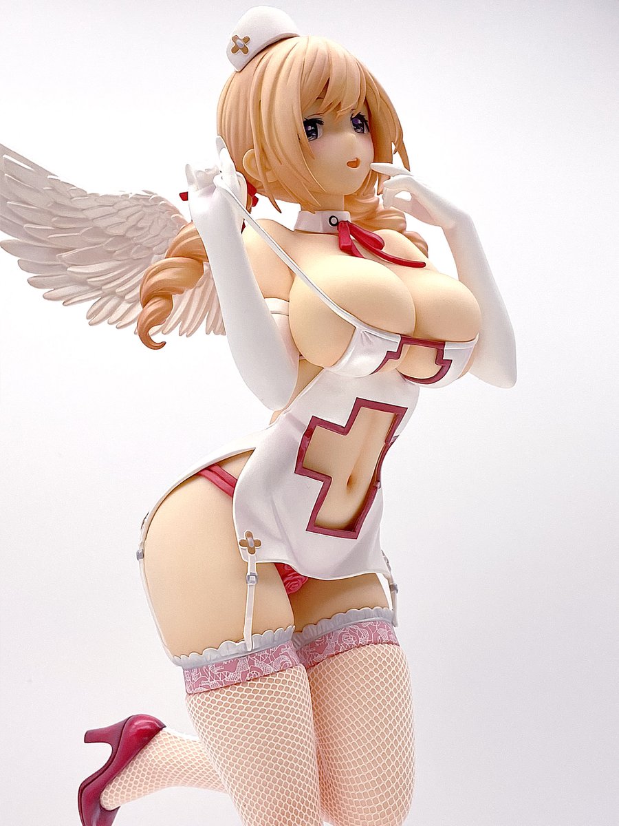 すこし視線を下げるとバラの刺繍をあしらった
ピンク色のおパンツが!
キャストオフ仕様の下着はちょと厚みが目立ってしまうのが
玉に瑕、悲しいけどこれ現実なのです。
強度的な問題もあると思いますがもっとパーツを
薄く作れる技術が開発されて欲しいですね。 