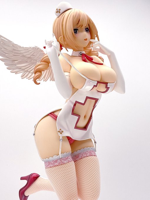 すこし視線を下げるとバラの刺繍をあしらった
ピンク色のおパンツが!
キャストオフ仕様の下着はちょと厚みが目立ってしまうのが
玉に瑕、悲しいけどこれ現実なのです。
強度的な問題もあると思いますがもっとパーツを
薄く作れる技術が開発されて欲しいですね。 