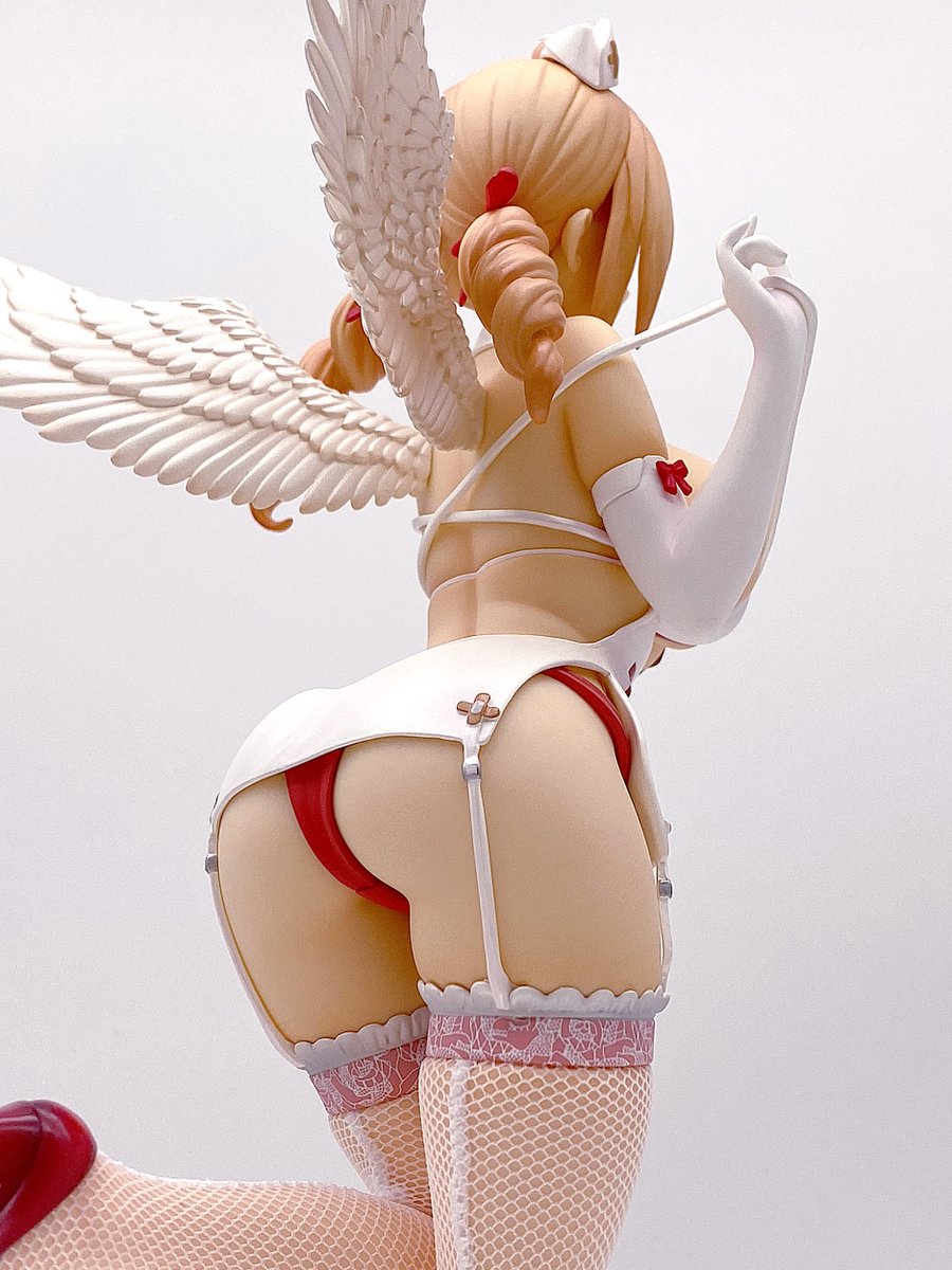 すこし視線を下げるとバラの刺繍をあしらった
ピンク色のおパンツが!
キャストオフ仕様の下着はちょと厚みが目立ってしまうのが
玉に瑕、悲しいけどこれ現実なのです。
強度的な問題もあると思いますがもっとパーツを
薄く作れる技術が開発されて欲しいですね。 