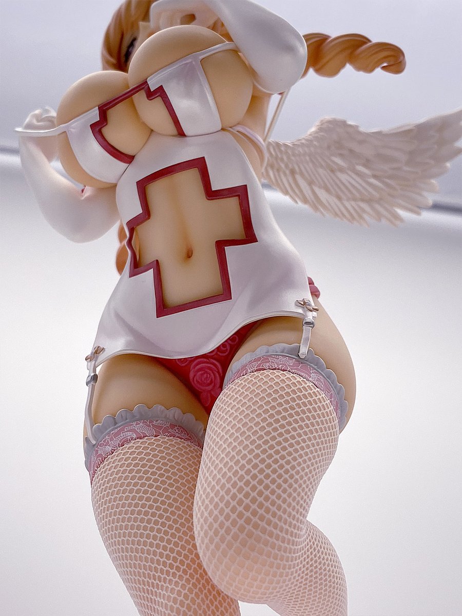 すこし視線を下げるとバラの刺繍をあしらった
ピンク色のおパンツが!
キャストオフ仕様の下着はちょと厚みが目立ってしまうのが
玉に瑕、悲しいけどこれ現実なのです。
強度的な問題もあると思いますがもっとパーツを
薄く作れる技術が開発されて欲しいですね。 