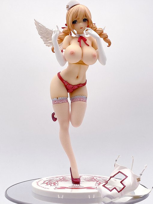 ナース服をキャストオフすることが出来ますが胸部にポッカリと
穴が空いた状態になってしまうのでこのままでは飾れません。
これだけ綺麗にナーフ服が脱げるのにちょっと勿体ないですね。
穴を埋めるパーツが付属していれば最高でした。 