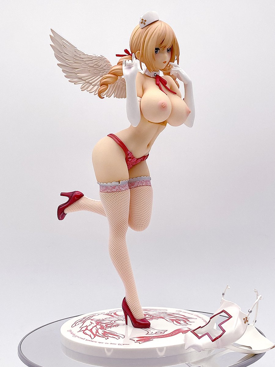 ナース服をキャストオフすることが出来ますが胸部にポッカリと
穴が空いた状態になってしまうのでこのままでは飾れません。
これだけ綺麗にナーフ服が脱げるのにちょっと勿体ないですね。
穴を埋めるパーツが付属していれば最高でした。 