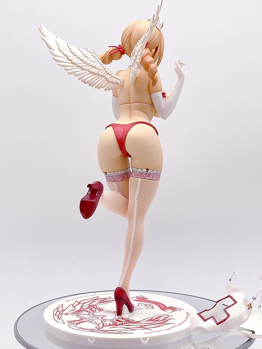 ナース服をキャストオフすることが出来ますが胸部にポッカリと
穴が空いた状態になってしまうのでこのままでは飾れません。
これだけ綺麗にナーフ服が脱げるのにちょっと勿体ないですね。
穴を埋めるパーツが付属していれば最高でした。 