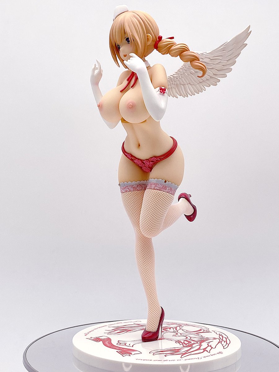 ナース服をキャストオフすることが出来ますが胸部にポッカリと
穴が空いた状態になってしまうのでこのままでは飾れません。
これだけ綺麗にナーフ服が脱げるのにちょっと勿体ないですね。
穴を埋めるパーツが付属していれば最高でした。 