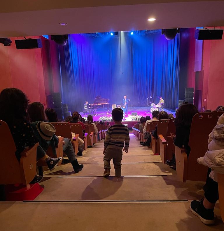 KeayWeb's tweet photo. Estuvimos en el concierto de @nachomastretta y estuvo genial y les encantó a los peques 😍  además, como podéis ver en las fotos, sacaron a Gael al escenario y se lo pasó piruleta 😋

#Mastretta #ConciertoInfantil #ConciertoEnFamilia #OcioInfantil #Keay https://t.co/mVyhqR0OyA