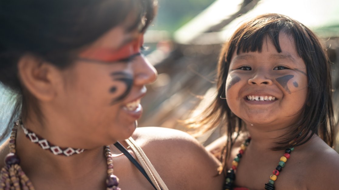 UNFCCC's tweet photo. Indigenous languages, knowledge and traditions are a gateway to our world 💚

They are critical to set the 🌏 onto a more sustainable path.

On today's #MotherLanguageDay let's commit to better protecting cultural &amp; linguistic diversity. https://t.co/N5HTGeh9qJ