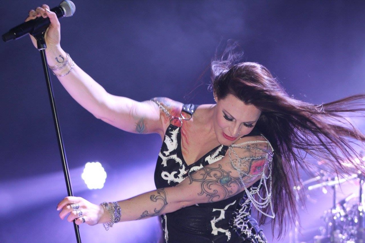Happy Birthday to the wonderful Floor Jansen -what a voice this lady has 