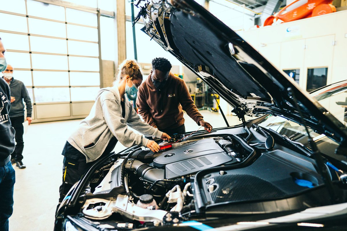 ThomasMoreBE's tweet photo. 🚗 ⚡️ Een gloednieuwe auto voor onze studenten van Campus De Nayer! Met deze hybride Mercedes-Benz kunnen onze studenten de laatste nieuwste technieken oefenen 🛠 en zich zo helemaal klaarstomen voor de arbeidsmarkt 💪🏿 #wearemore #wearedenayer https://t.co/N8ttiAwnyh