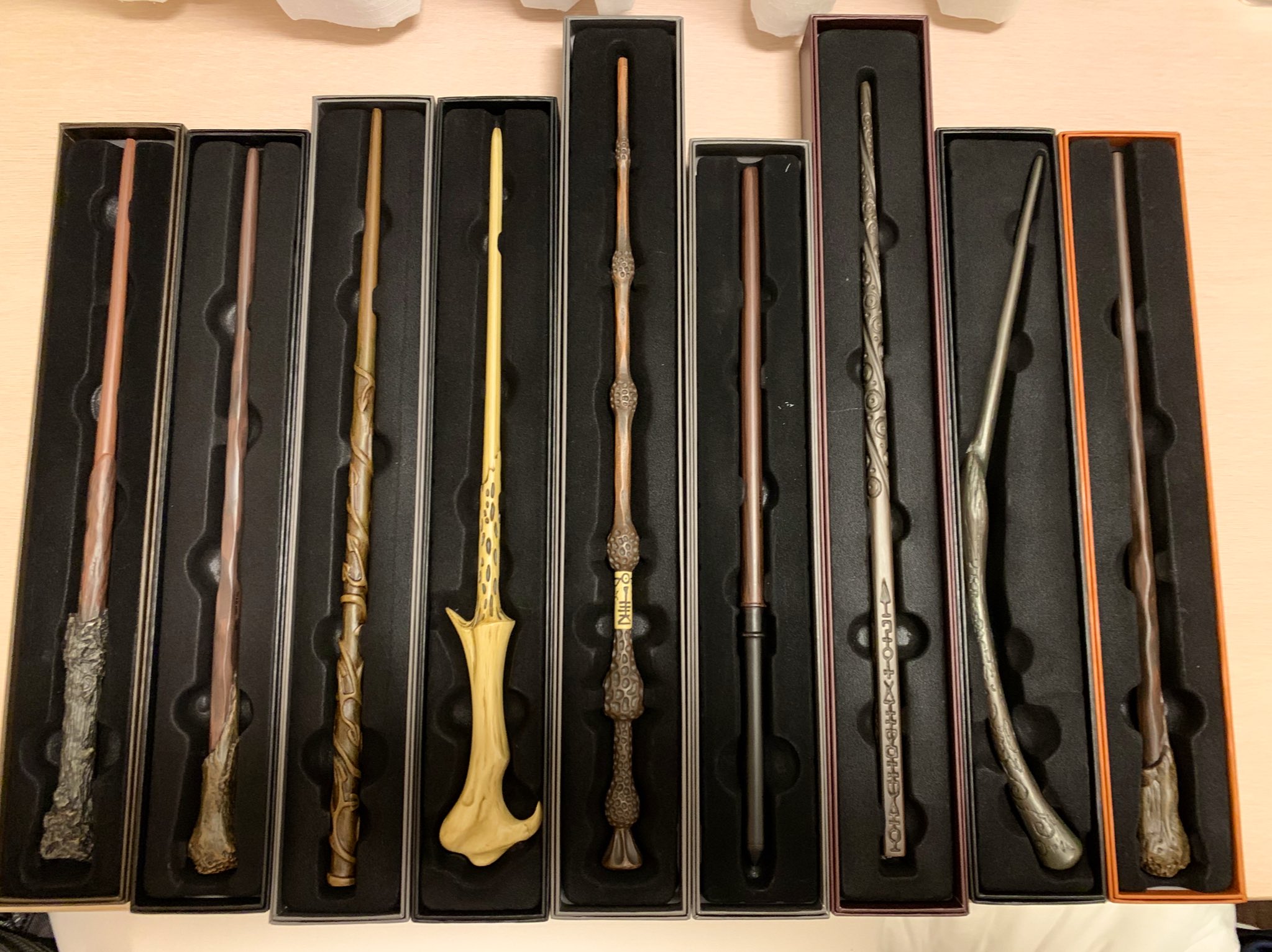 ベルさん 今日は初めてのusjでずーーーっと行きたかったハリーポッターエリアに行けました 杖は全部買いたかったけどお財布との兼ね合いでこんな感じ 杖のデザインが1番好みのシリウスの杖 1番好きなキャラのベラトリックスの杖 実際に魔法