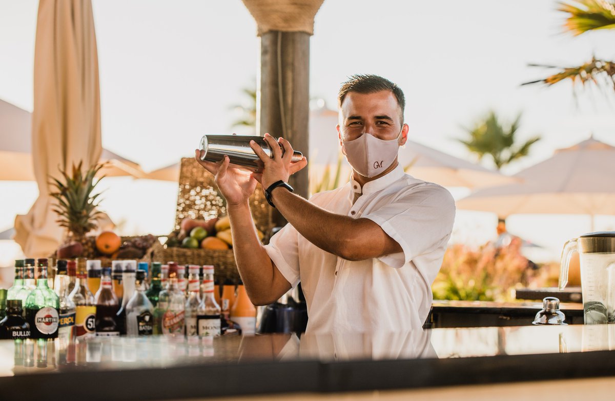 Sentirse como en casa, contemplar el mar de fondo y ver cómo preparan tu cóctel favorito. Vivir bien es muy fácil si eliges Gran Meliá.

#GranMelia #GranMeliaSanctiPetri #ALifeWellLived