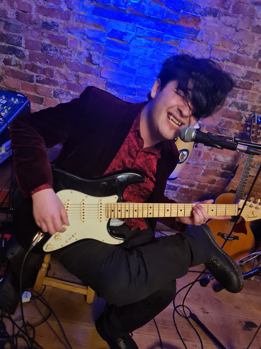 goldeneagle001's tweet photo. It's that time of the week again πΆ
Our fabulous open mic night starts at 8pm tonight π€
Make sure your in early to grab your table π»
#OpenMic
#localmusic
#ArtistOnTwitter
#supportinglivemusic
#MusicMonday https://t.co/AKXjua3Ona