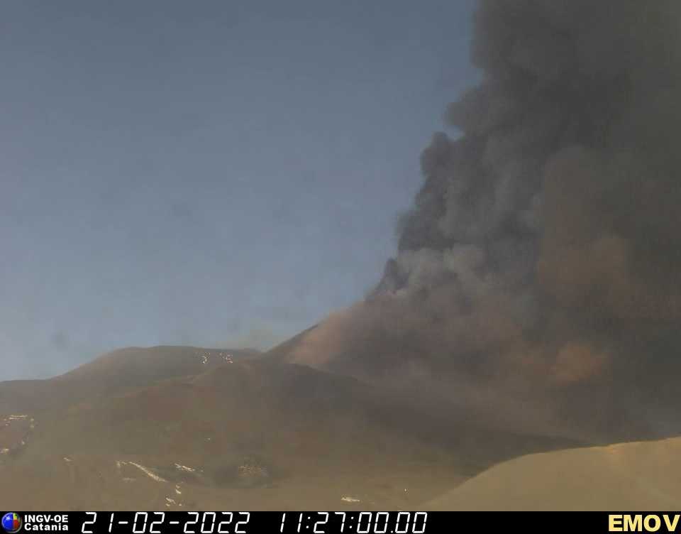 E' in corso una fontana di lava al Cratere di Sud Est. La nube vulcanica ha raggiunto un'altezza di 10 km ca., e sulla base del modello previsionale si dirige verso Sud-Est. #Etna #ingv #osservatorioetneo 
Il comunicato N.545 al link: ct.ingv.it
