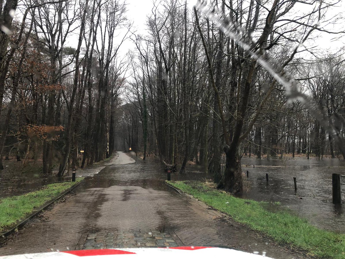 Door wateroverlast wordt de Oude Zwolseweg, tussen de Zwarte Boer en Stakenberg, afgezet. Het water treedt op een paar plekken buiten de oevers en stroomt de weg op. Bomen kunnen hierdoor omvallen. Uit veiligheid sluiten we daarom de weg.