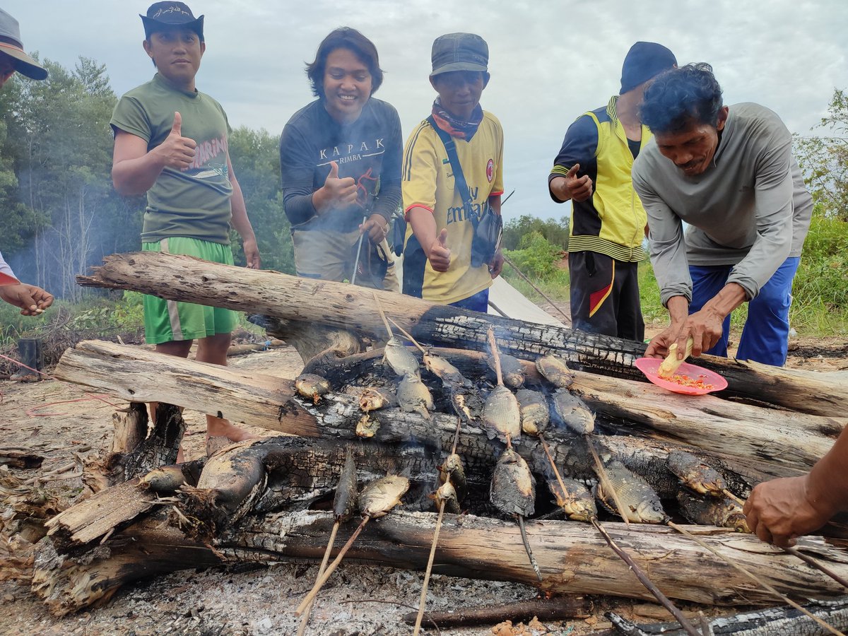 faristevy's tweet photo. Makasih Abang dan Bapak2, sudah mau menerima saya dengan baik sekali di desa
#DesaAtap #Batasnegeri https://t.co/xMwvmDwuS0