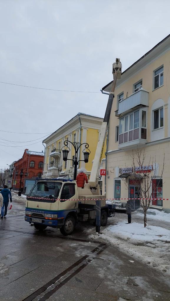 Очистка кровли от снега по ул. Ленинградская <a href="/AdmSamRna/">Администрация Самарского внутригородского района</a> <a href="/rradyukov/">Роман Радюков</a>