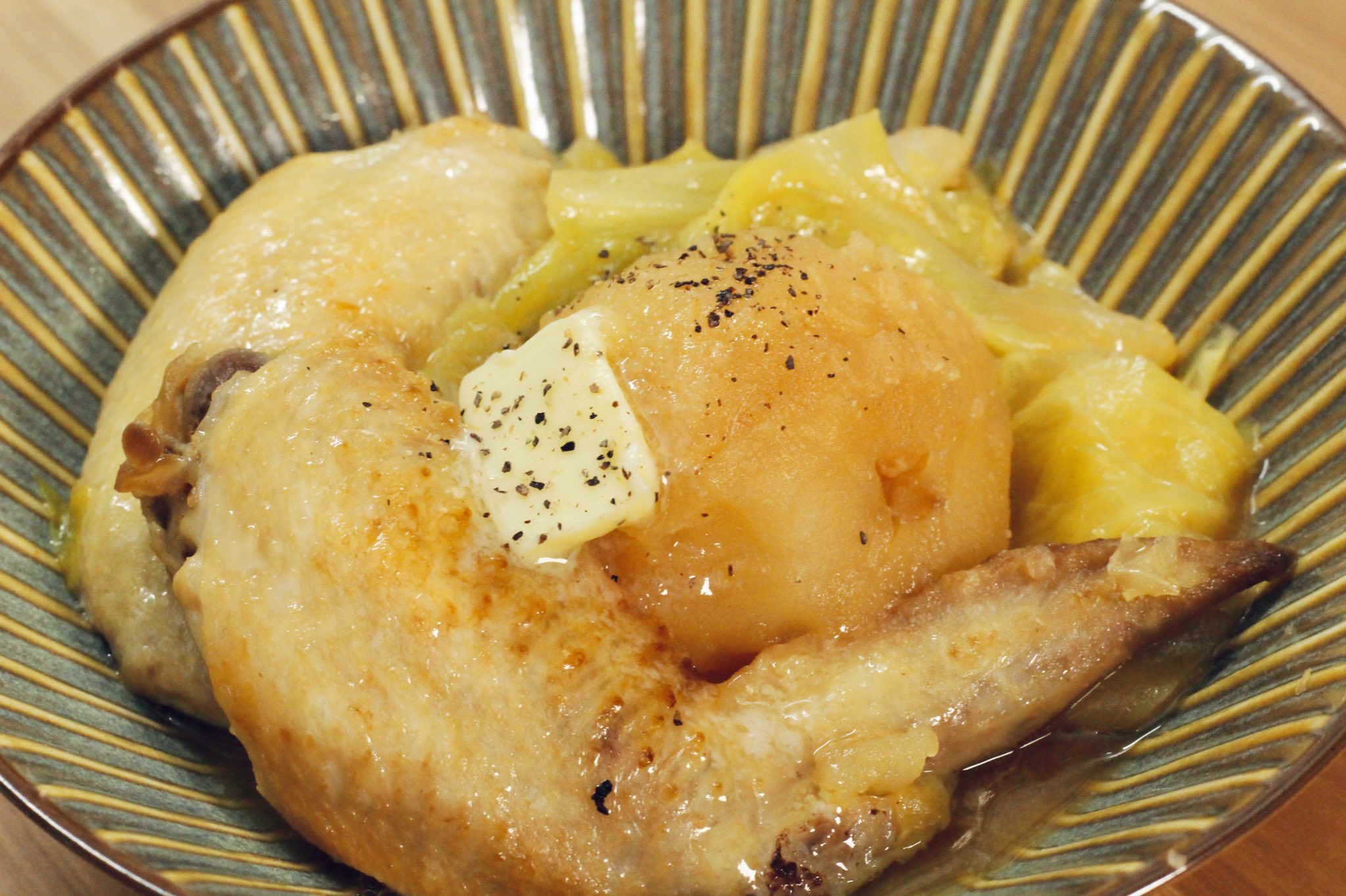 ぼく いらすと料理 じゃがバターを楽しむのための無水鍋 を作ったんだけど 旨すぎてバターをしこたま食べた 後悔はしてない 材料全部入れて蓋をし 弱火で30 40分放置しておくだけ T Co Mgcsuayiuw Twitter