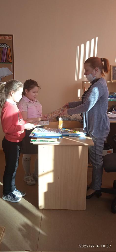 school2_bzn's tweet photo. Наша школа приняла активное участие во Всероссийской акции «Подари книгу». Школьная библиотека принимала в дар книги. В итоге была оформлена выставка «Дарите книги с любовью».
Самыми активными оказались  2б и 3а класса, ребята были награждены грамотами.
#ГБОУСОШ2пгтБезенчук https://t.co/OOWpvfi38w