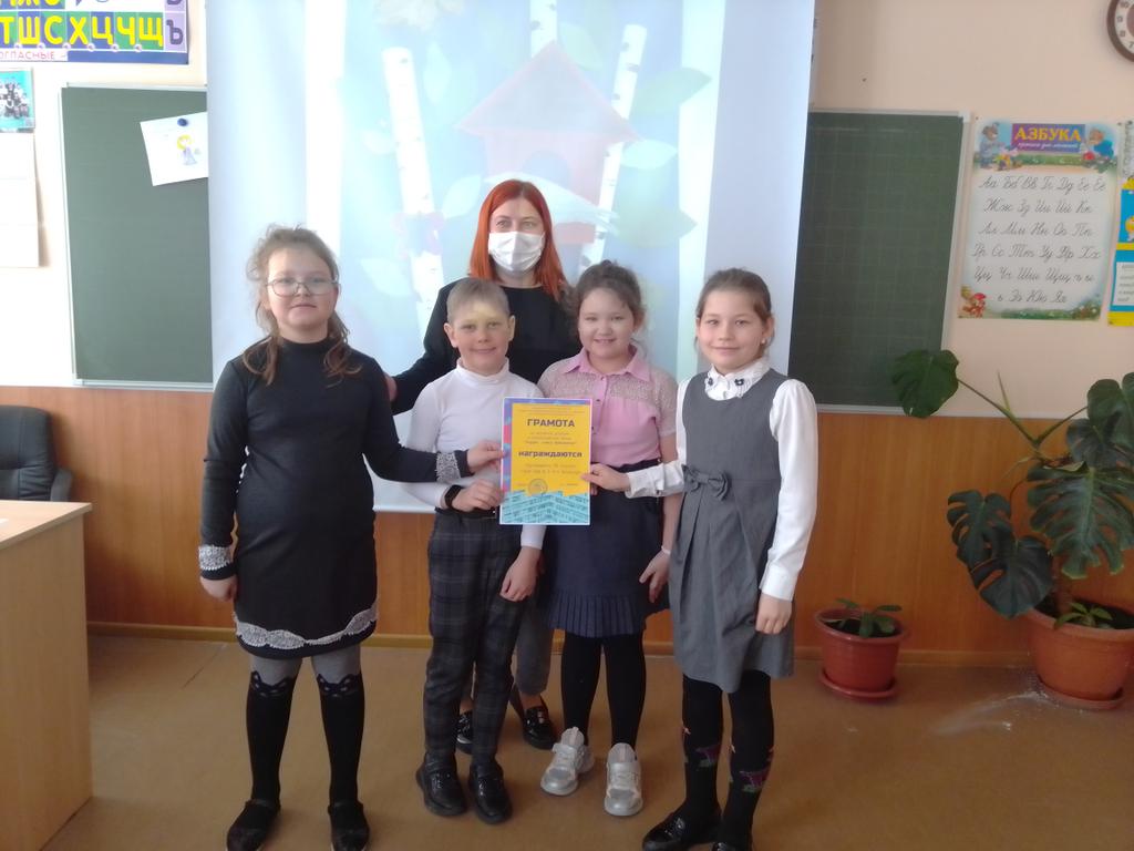 school2_bzn's tweet photo. Наша школа приняла активное участие во Всероссийской акции «Подари книгу». Школьная библиотека принимала в дар книги. В итоге была оформлена выставка «Дарите книги с любовью».
Самыми активными оказались  2б и 3а класса, ребята были награждены грамотами.
#ГБОУСОШ2пгтБезенчук https://t.co/OOWpvfi38w