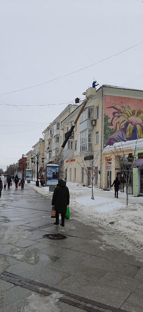 Очистка кровли от сосулек и наледи на ул. Ленинградской. <a href="/AdmSamRna/">Администрация Самарского внутригородского района</a> <a href="/rradyukov/">Роман Радюков</a>