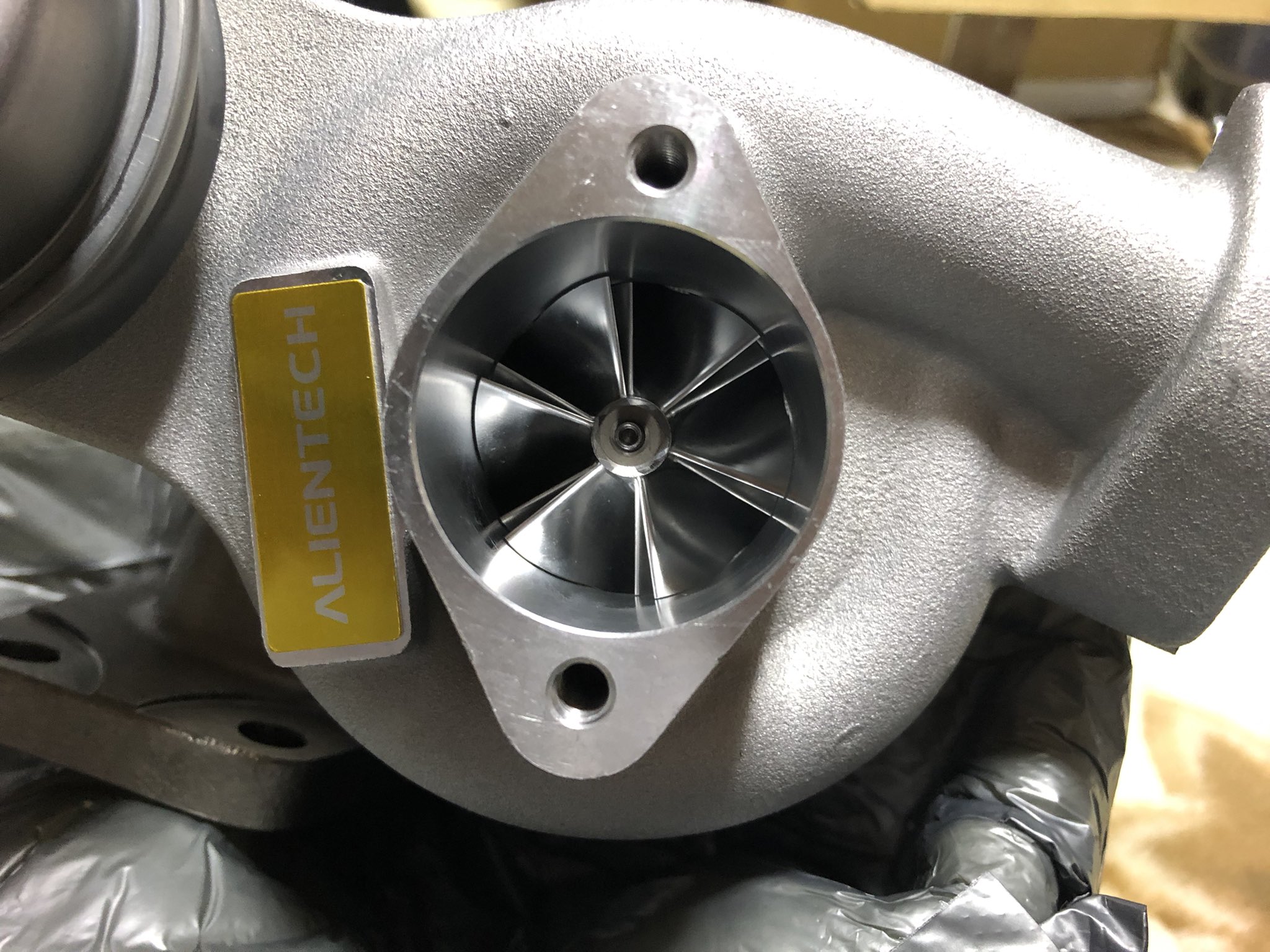 おみzc33s Monmon Alientechさんのzc33sスイスポ用新型タービン At 36bb 届いた ハウジングから制作してるボールベアリングタービンで 今まで各社から出てた社外タービンより容量の大きな物ということでパワーもけっこう出てるみたいでかなり期待