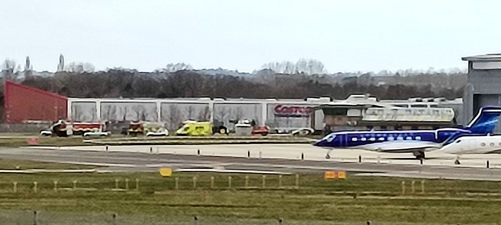 Firesnapper999's tweet image. Return on 🚴 @Rushmoor02 and multiple resources deployed to #Farnborough airport. #FullEmergency??