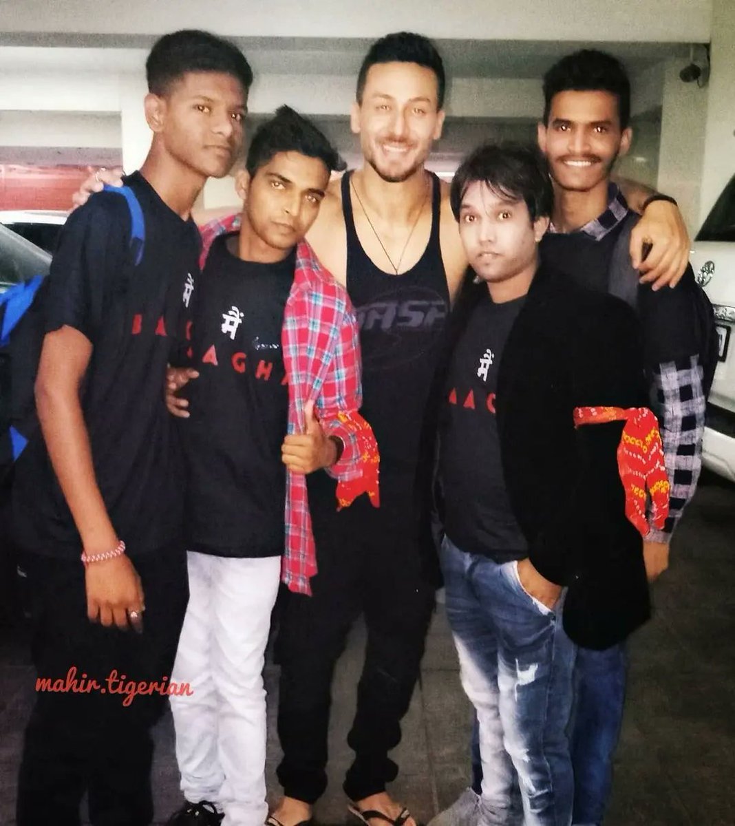 thisismahiir's tweet photo. Memorable day.. 😭❤❤🤍.. I met him
#tigershroff #21feb2018 🧡 https://t.co/pqPQWHLkCw