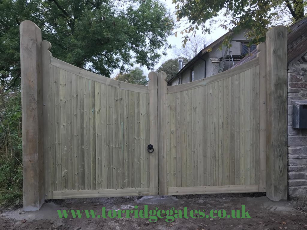 If you would like to design your own gates please get in touch to discuss the bespoke service we offer. 
We deliver our gates all across the UK.
torridgegates.co.uk/galleries/entr… #entrancegates #woodengates #drivegates #pedestraingates #nationwidedelivery #madeindevon