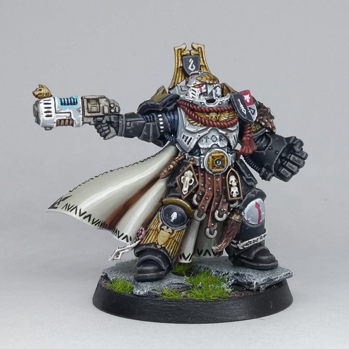 Here's what Torrvad Deathgrowl looked like shortly after the Chapter’s foundation.

As ever, Torrvad can be seen wielding his signature weapon: the Jarnglof. All the while, Sunfyre picks enemies from afar. 

#WarhammerCommunity #Wolfspear #Warmongers
