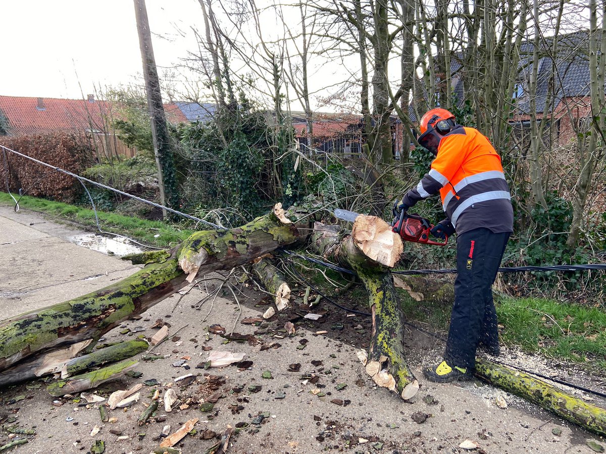 De voorbij dagen heeft het #stormweer van #Eunice lelijk huisgehouden in Vlaanderen. De #brandweer kreeg 40524 oproepen binnen waarvan er nu 37535 afgewerkt zijn. We helpen nog 2989 gezinnen (7,4% van het totaal) zo snel mogelijk.  
Gebruik 1722 voor schade van storm #Franklin.
