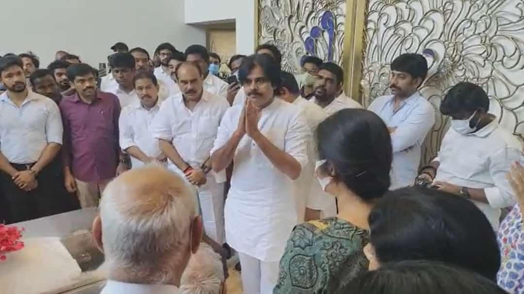 #RIPMekapatiGowthamReddy

మంత్రి మేకపాటి గౌతమ్‌రెడ్డి భౌతికకాయానికి నివాళులర్పించిన పవన్ కల్యాణ్‌ గారు 
#RIPMekapatiGowthamReddy
@PawanKalyan 
@JanaSenaParty