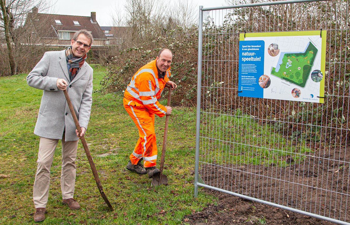 Het centrum van Ambacht krijgt een nieuwe natuurspeeltuin, waar de Steenbakkerstraat en de Schildmanstraat elkaar kruisen. Wethouder Ralph Lafleur heeft de eerste schop in de grond gezet, vanaf mei kunnen de eerste kinderen hier ravotten. 👦🏽👧🏻🌳