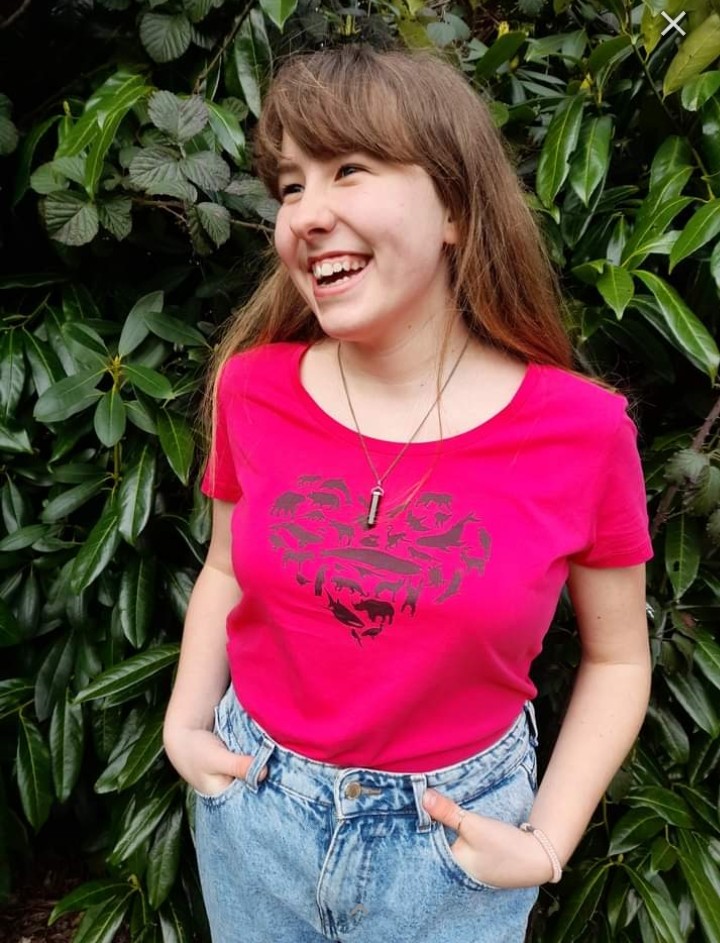We had so much last week with Matilda from our Youth Conservation Council! We'll share videos &amp; bloopers soon ❤ Matilda is wearing our #organic &amp; #Vegan Stella Lover Tee in raspberry from our Love collection  check it out here
…-me-global-conservation.myshopify.com/products/stell…

#Conservation 
#hootwithme