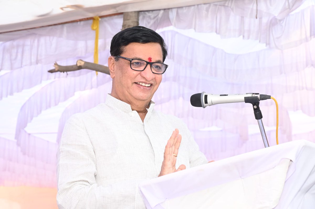 OfficeOfThorat's tweet photo. जयहिंद लोकचळवळ, क्रॉम्प्टन मुंबई, वनराई पुणे, यांच्या माध्यमातून सुरु असलेल्या पेमगिरी गावात तसेच जयहिंद लोकचळवळने दत्तक घेतलेल्या संगमनेर तालुक्यातील पिंपळगाव माथा,मिर्झापूर,नांदुरी दुमाला या गावांमध्ये पाणलोट विकास कामांचा शुभारंभ ना. @bb_thorat यांच्या शुभहस्ते झाले. https://t.co/sgkC8SjiQT
