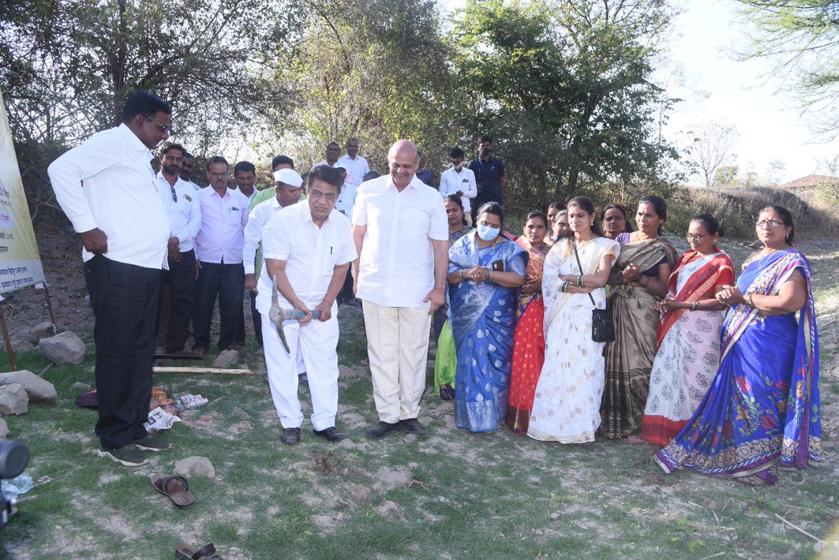 OfficeOfThorat's tweet photo. जयहिंद लोकचळवळ, क्रॉम्प्टन मुंबई, वनराई पुणे, यांच्या माध्यमातून सुरु असलेल्या पेमगिरी गावात तसेच जयहिंद लोकचळवळने दत्तक घेतलेल्या संगमनेर तालुक्यातील पिंपळगाव माथा,मिर्झापूर,नांदुरी दुमाला या गावांमध्ये पाणलोट विकास कामांचा शुभारंभ ना. @bb_thorat यांच्या शुभहस्ते झाले. https://t.co/sgkC8SjiQT