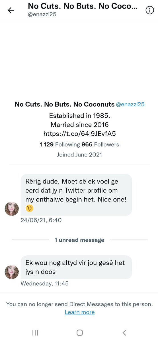 Ek volg nie die vrou nie, maar sy stuur die volgende boodskappe aan my. Jy dame is blink van bo en vrot van onder. My vrou sal nooit so praat nie, jy het jou ouers gefaal. Jou man is seker trots.