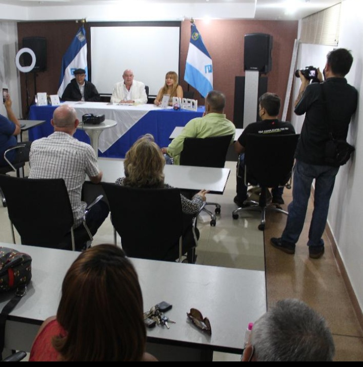 Felicitaciones a nuestra compañera Poeta, Prof. Azul Urdaneta, Jefa del Departamento de Pedagogía Infantil y Diversidad  por la presentación de su libro de poesía "Halo y otros poemas". 
¡Enhorabuena!
<a href="/UCarabobo/">Universidad de Carabobo</a> <a href="/TiempoUC/">Tiempo Universitario</a>