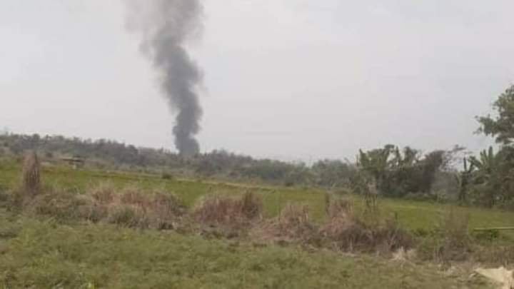 IrrawaddyNews's tweet photo. Pro-junta Pyu Saw Htee militia members torched West Kule Village in Sagaing Region’s Mingin Township on Monday morning, and firefighters were then attacked with artillery, said the Mingin Spring Revolution group. 
#WhatsHappeningInMyanmar https://t.co/bKAwxL6vnq