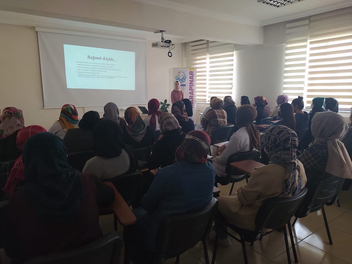 konbamder's tweet photo. Karapınar KOMEK kursiyerlerine, Sosyal Hizmet Uzmanımız Hatice Arslan tarafından “Madde Bağımlılığı Farkındalık Eğitimi” gerçekleştirildi. https://t.co/0CT7hIEA6n