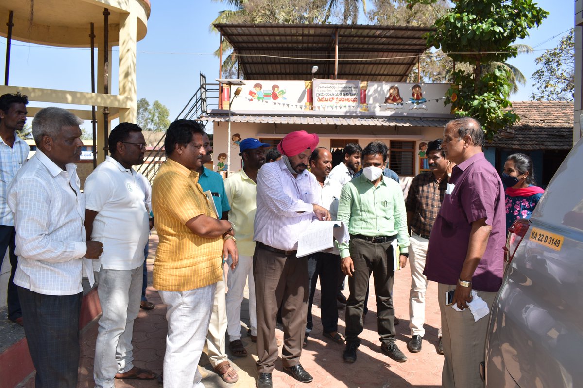 MBailhongal's tweet photo. ಎಲ್ಲಾ ಕಾರ್ಯಕ್ರಮಗಳು ಕುರಿತು ಮಾಹಿತಿಯನ್ನು ಸಂಗ್ರಹಿಸಿದರು ಮತ್ತು ಸದರ ಯೋಜನೆಗಳನ್ನು ಗ್ರಾಮೀಣ ಕುಟುಂಬಗಳಿಗೆ ತಲುಪಿಸುವಲ್ಲಿ ಎಲ್ಲರೂ ಶ್ರಮೀಸಬೇಕು ಮತ್ತು ಬಡವರು ಸದರ ಯೋಜನೆಗಳನ್ನು ಪಡೆದುಕೊಳ್ಳಬೇಕು ಎಂದು ತಿಳಿಸಿದರು. #CommonReviewmission 
@ikseshwarappa @lkatheeq @CommissionerNR1 @shilpa_nag @CEOZPBelagavi https://t.co/dIHzobHW5b