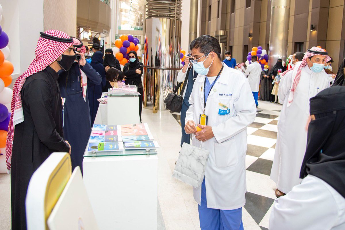 ksumedicalcity's tweet photo. بمناسبة #اليوم_العالمي_للسرطان نظّم قسم #الخدمة_الاجتماعية_الإكلينيكية في #المدينة_الطبية_الجامعية بـ #جامعة_الملك_سعود فعالية توعوية حول مرض السرطان وطرق الوقاية منه بحضور أ. د. فوزي الجاسر المدير التنفيذي للشؤون الصحية وذلك بمشاركة العديد من الجمعيات الخيرية المعنية. https://t.co/EMXA7ELHK7