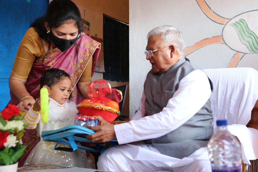 PROJSChhatarpur's tweet photo. @GovernorMP श्री मंगुभाई पटेल खजुराहो प्रवास के दौरान सोमवार को ग्राम पंचायत धवाड़ के आंगनवाड़ी केन्द्र क्र 1 पर पहुंचकर संचालित की जा रही गतिविधियां जानी। 

बच्चों में बच्चें बनकर लाड़ प्यार से बातें की
@JansamparkMP 
@mp_wcdmp https://t.co/16qyF5lqsA